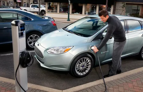 Elektrokarlardan lapykeç bolan Ford akkumulýator zawodynyň güýjüni Nissan-a berer