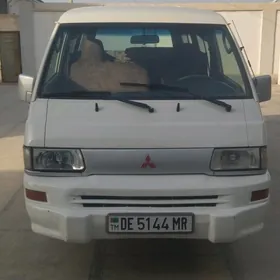 Toyota Hiace 2004