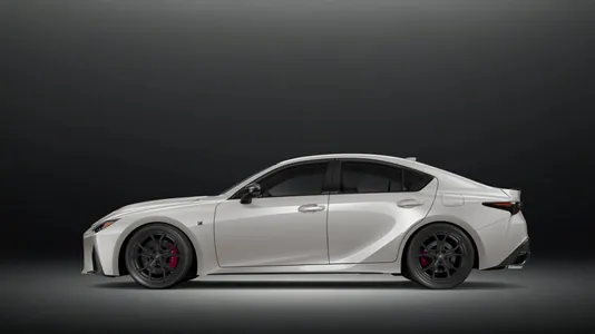 Lexus atmosferaly V8 hereketlendirijili sedanynyň soňky wersiýasyny çykarar