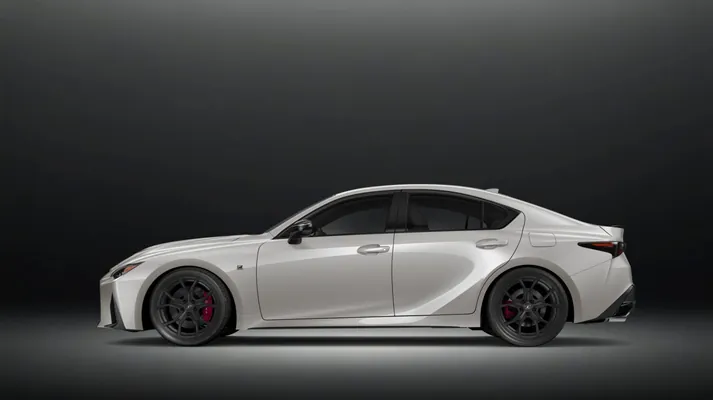 Lexus atmosferaly V8 hereketlendirijili sedanynyň soňky wersiýasyny çykarar