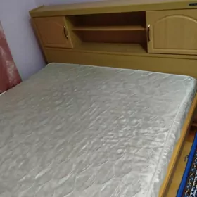 кровать