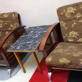 кресло и столик