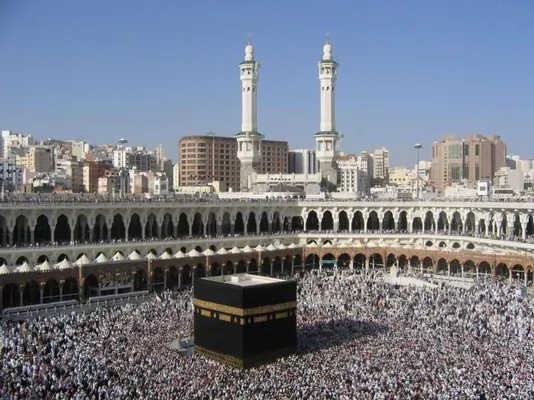 “Mukaddes behişt ýoly” HK umra zyýaratyny gurnap bermek hyzmatyny hödürleýär