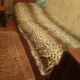 кровати и тумбочки