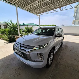 Mitsubishi Pajero 2020