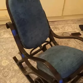 kreslo kachalka dubovyy