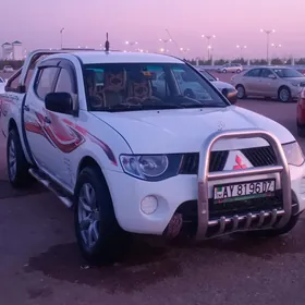 Mitsubishi L200 2010