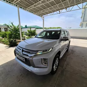 Mitsubishi Pajero 2020