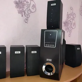 Сабвуфер и колонки.