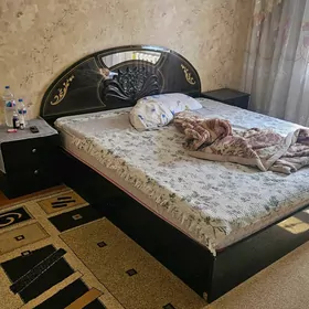кровать и тумбочки