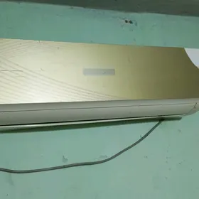 kondisioner Midea split 18
