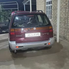 Mitsubishi Chariot 1995