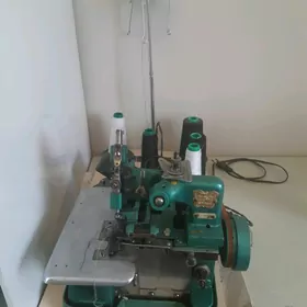 Owerlok tikinmaşyn ýasyl