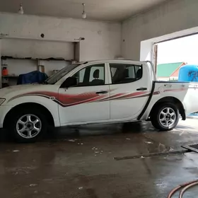 Mitsubishi L200 2010