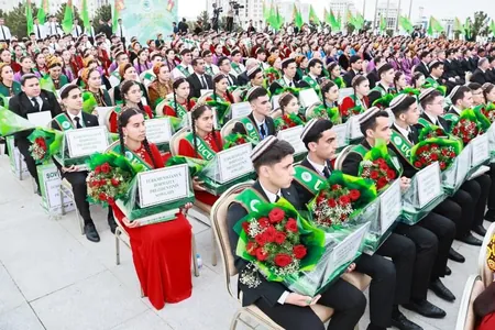 Во всех школах Туркменистана прошли торжества по случаю «последнего звонка»