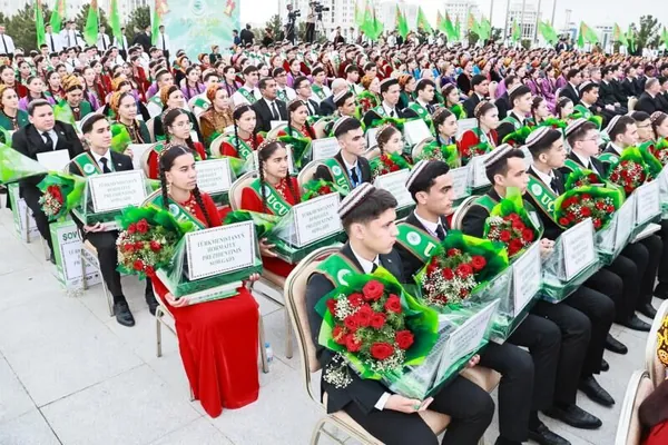 Во всех школах Туркменистана прошли торжества по случаю «последнего звонка»
