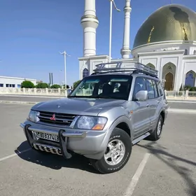 Mitsubishi Pajero 2002