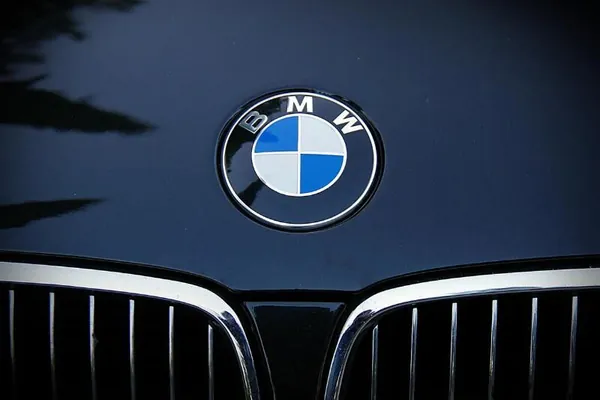 BMW strategiýany düzedip, benzin modellerini köp öndürmek kararyna geldi