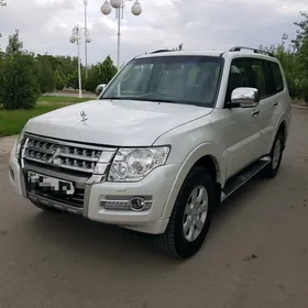 Mitsubishi Pajero 2015