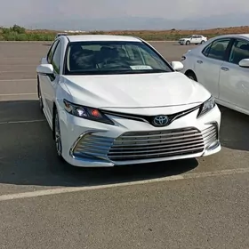 Toyota Camry Hybrid 2021
