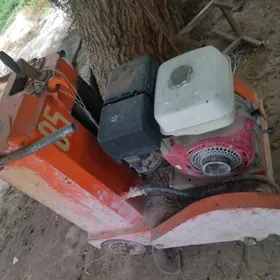 Beton,asfald kesŷán maśyn