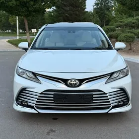 Toyota Camry 2021
