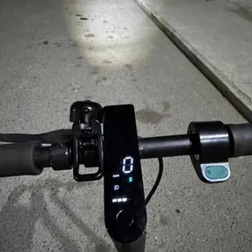 MI scooter amg petronas