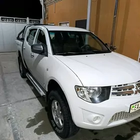Mitsubishi L200 2012