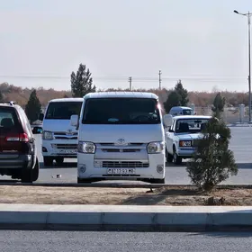Toyota Hiace 2010