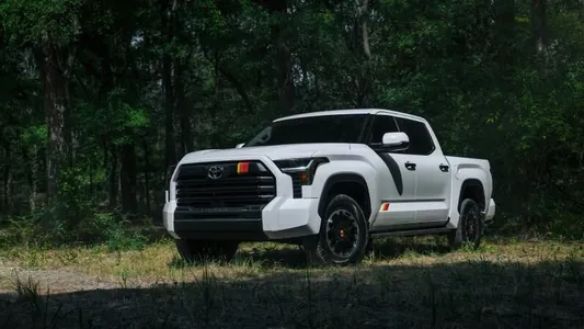 Toyota отзывает почти 443 тысячи пикапов Tundra из-за проблем с задним светом
