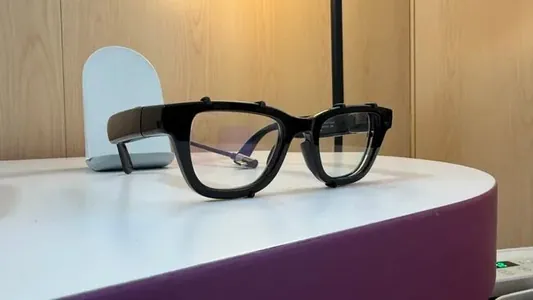 Google we Samsung-yň täze akylly äýnegi teksti terjime edýär, ugry we howany görkezýär