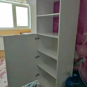 Kuhnýada goýmak üçin mebel.
