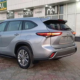 Toyota Highlander 2021
