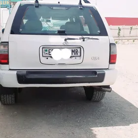 Infiniti QX4 1999