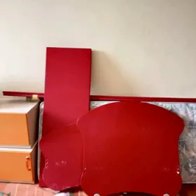 кровать и две тумбы