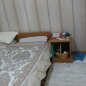 кровать и тумбочки