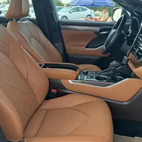 Toyota Highlander 2021