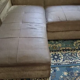 Ugulny Divan