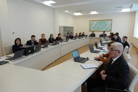 Döwlet gullugy akademiýasynyň wekilleri adam serişdelerini dolandyrmakda innowasion çemeleşmeler boýunça onlaýn okuwlary geçýärler