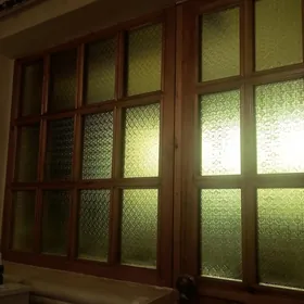 Деревянное окно двер