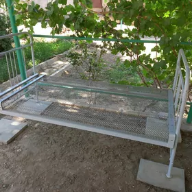 Кровать
