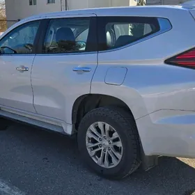 Mitsubishi Pajero 2020
