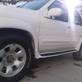 Infiniti QX4 1999