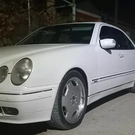 Mercedes-Benz E320 2001