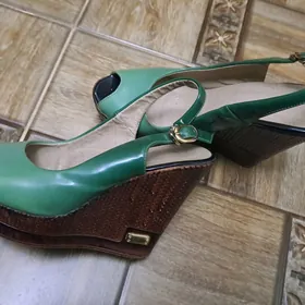 Женские босоножки