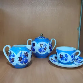 чашка , сахарница и молочник