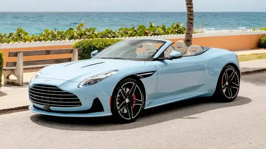 Ol ýeke-täk… Aston Martin eksklýuziw DB12 plýaž kabrioletini hödürledi