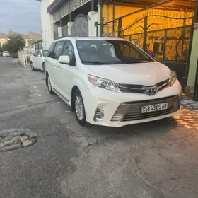 Toyota Sienna 2016