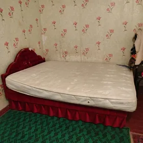 krowat spalny s matrasom