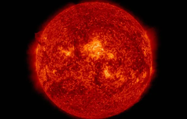 Ýere rekord temperaturaly Gün plazmasynyň bulutlary ýetdi
